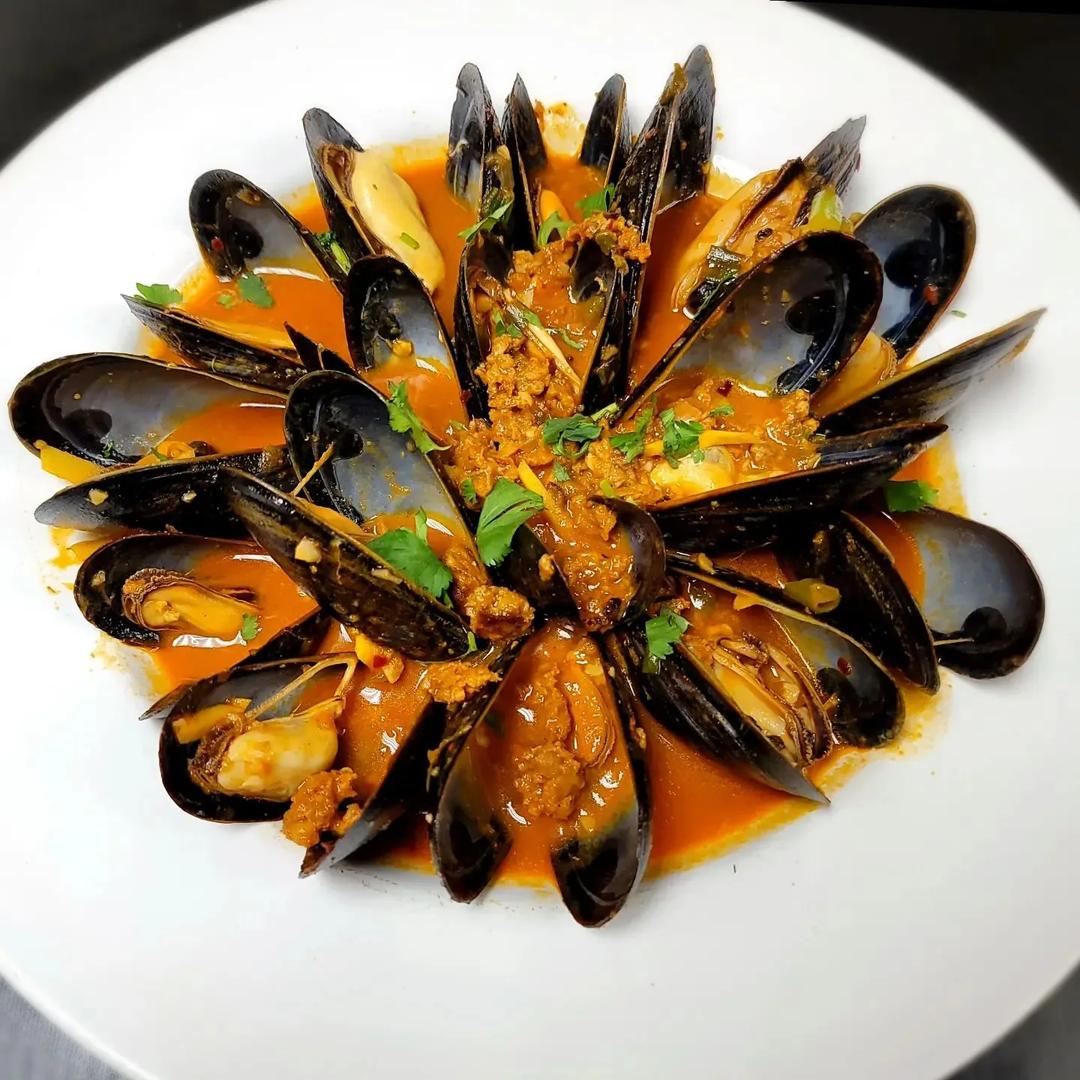 Mussels in a red broth