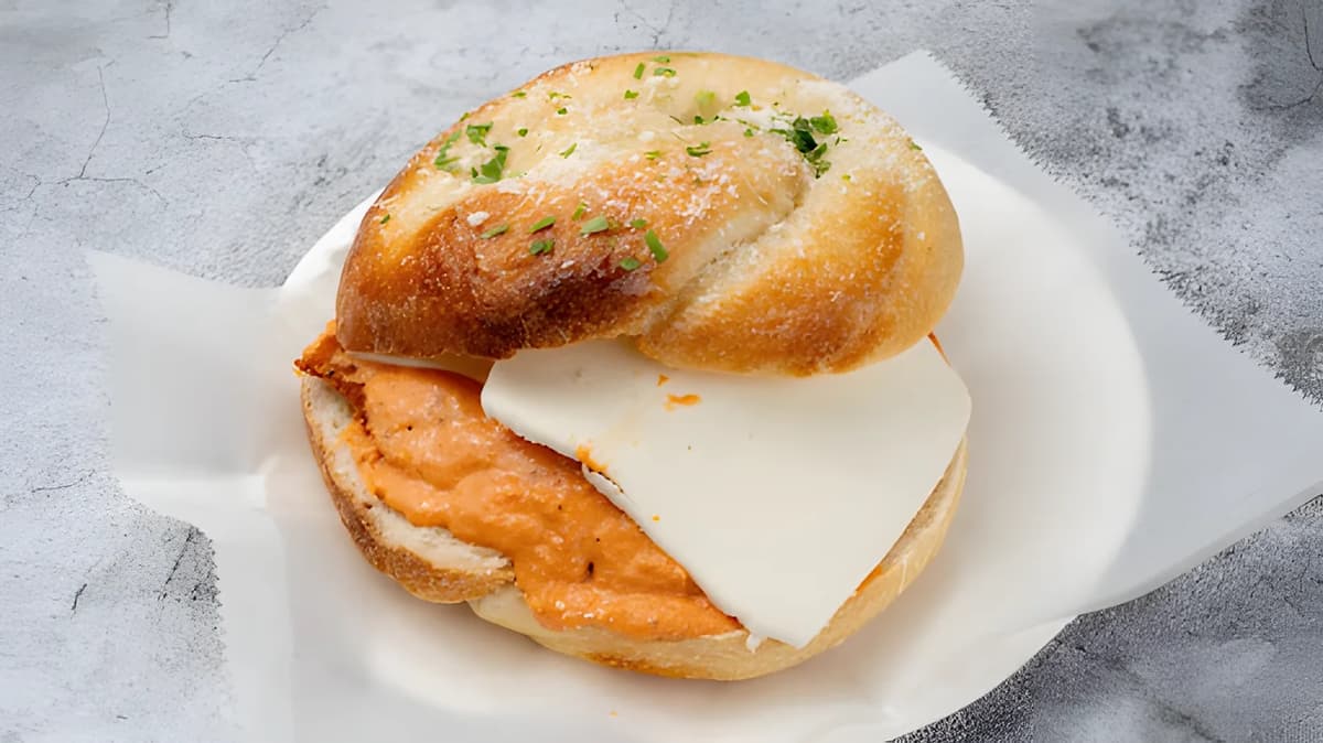 A sandwich on a knot roll