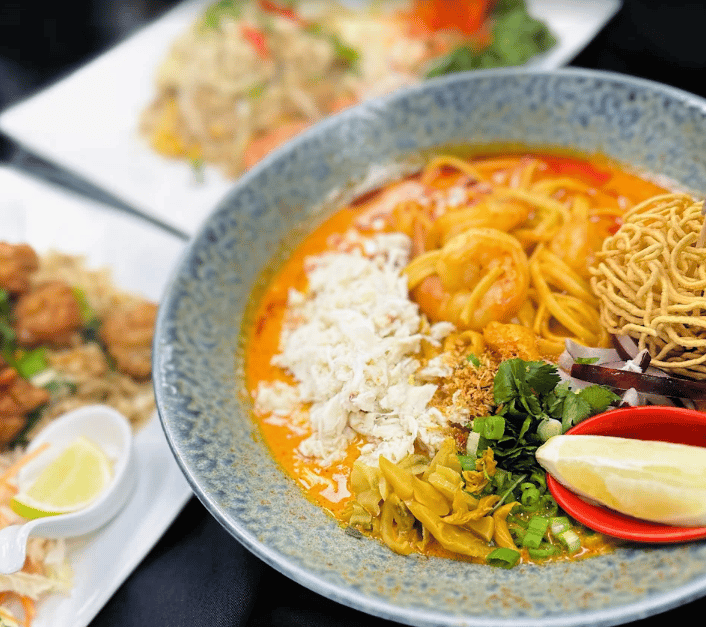 Curry noodle soup with shrimp, crab, crispy noodles and lime