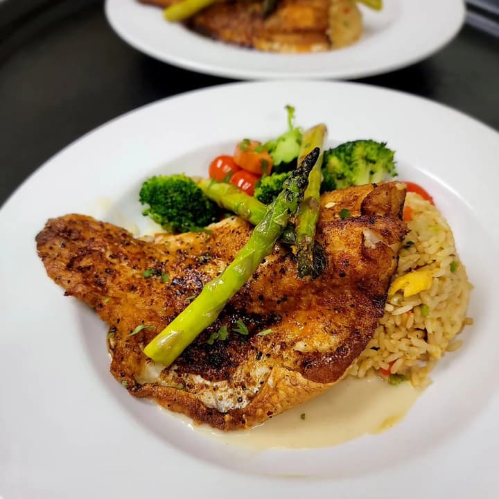 Crispy cutlet with grilled asparagus and rice